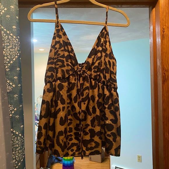 🌺 3/$15 Cheetah print sleeveless top - Picture 2 of 4